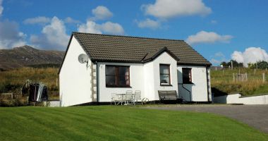 #image3 Tarlogie is a small 2-bedroom detached bungalow sleeping up to 4 people.